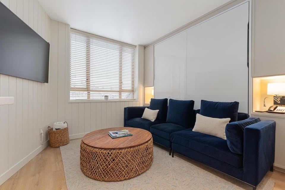 KING Bed - Premium STUDIO Suite - Ski Valet - Village House in Whistler