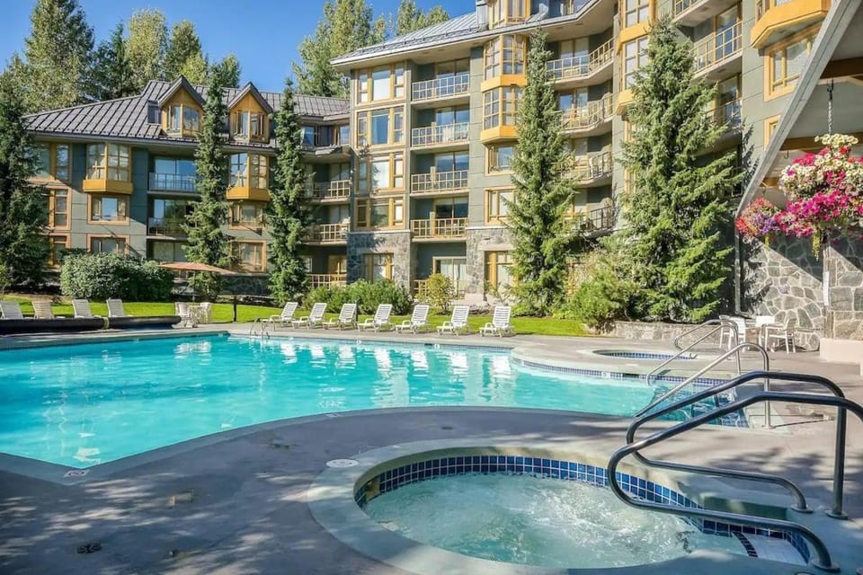 KING Bed - Premium STUDIO Suite - Ski Valet - Village House in Whistler