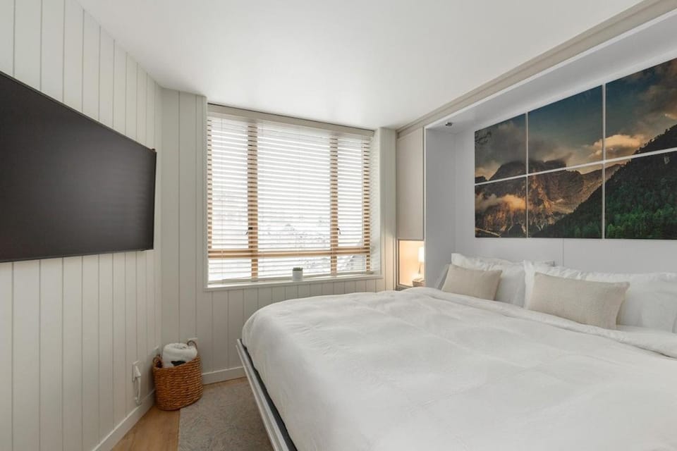 KING Bed - Premium STUDIO Suite - Ski Valet - Village House in Whistler
