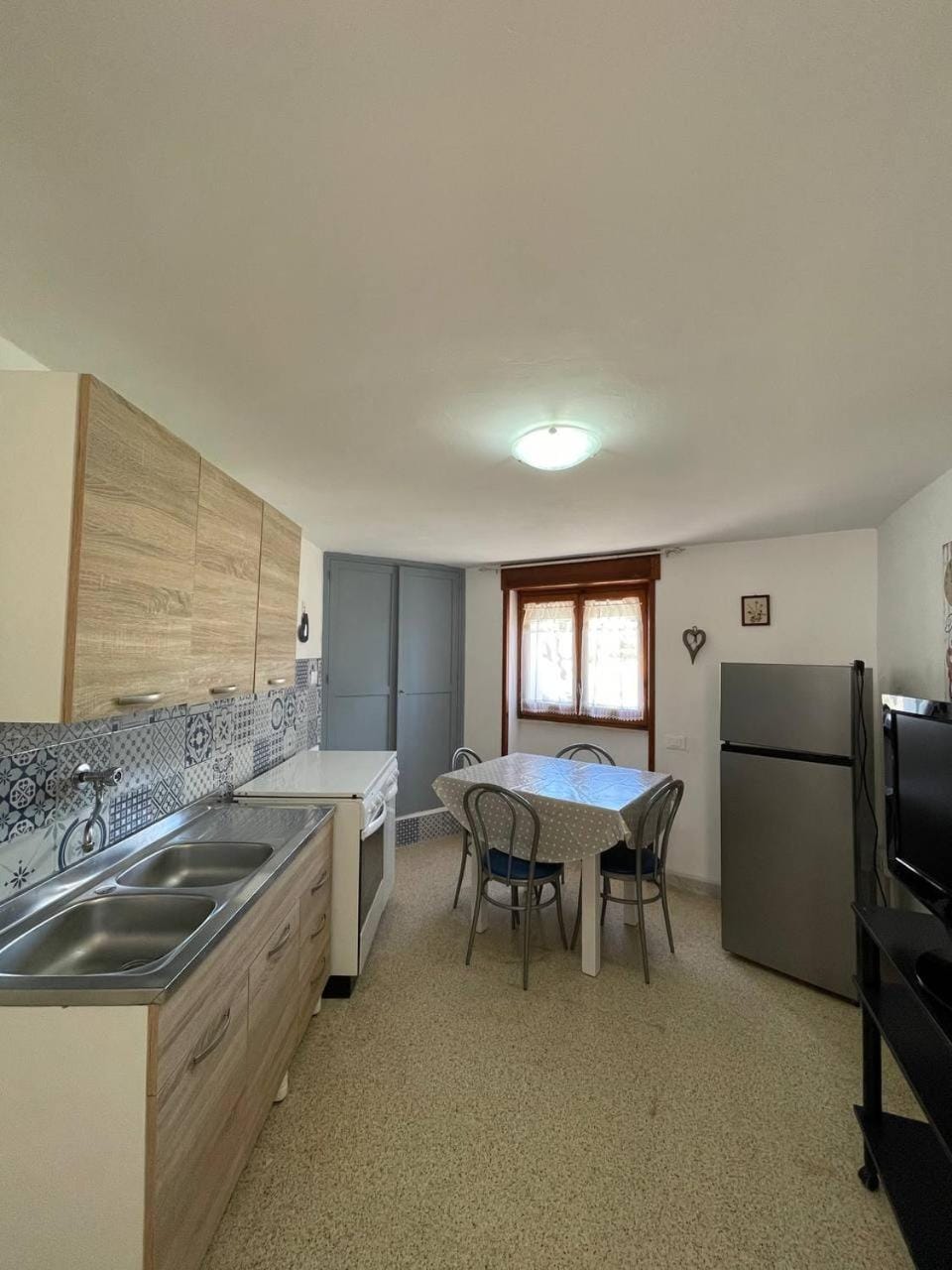 Kitchen or kitchenette, Dining area, oven, stove