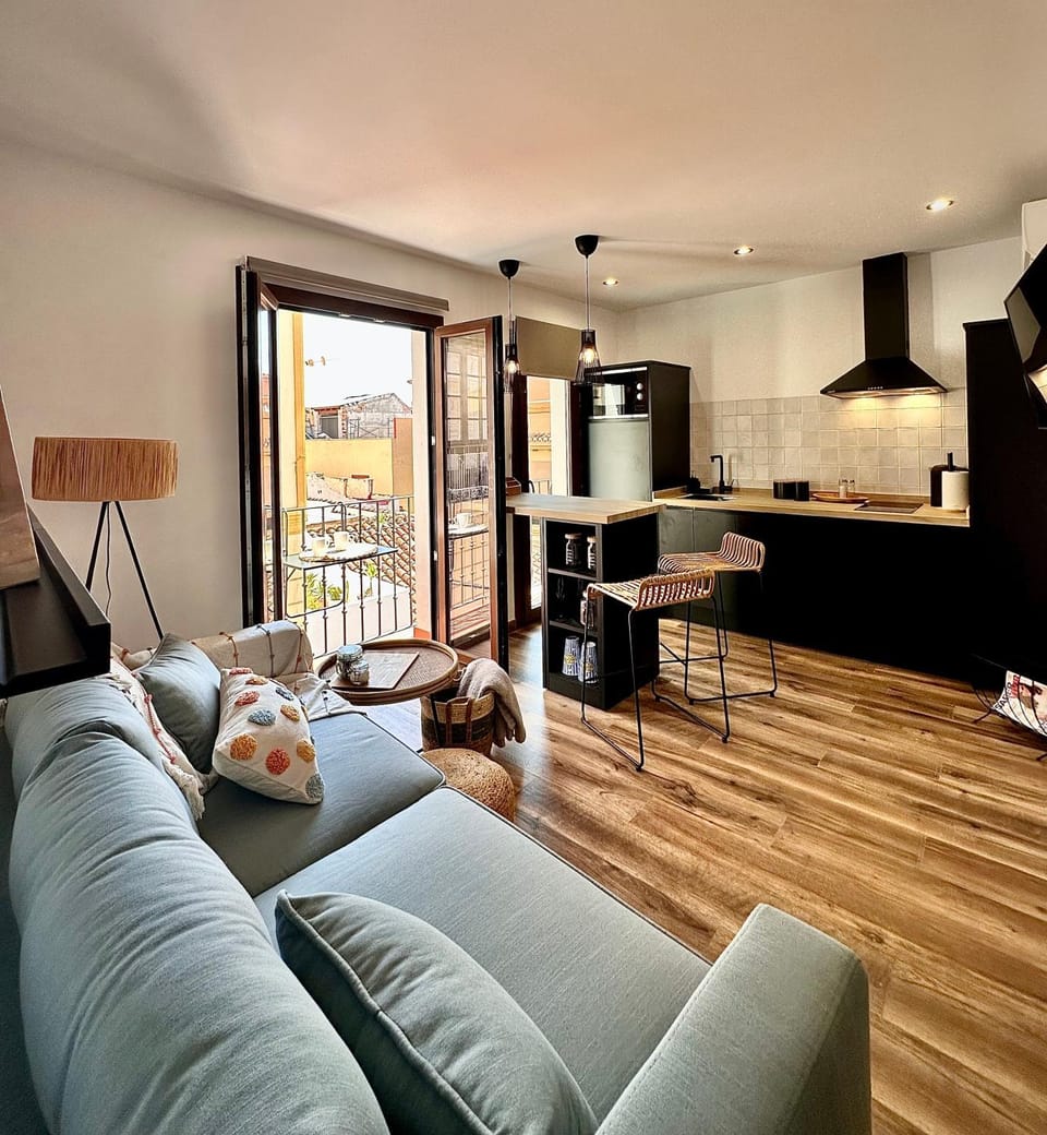 Kitchen or kitchenette, Living room, Seating area, Dining area