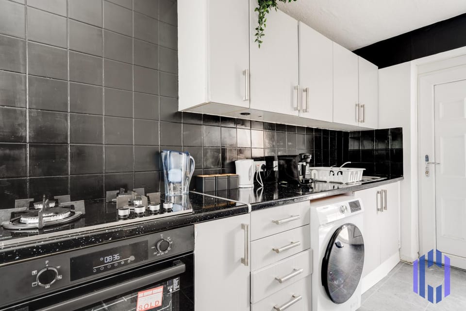 Kitchen or kitchenette, pet friendly, stove, washing machine, dryer