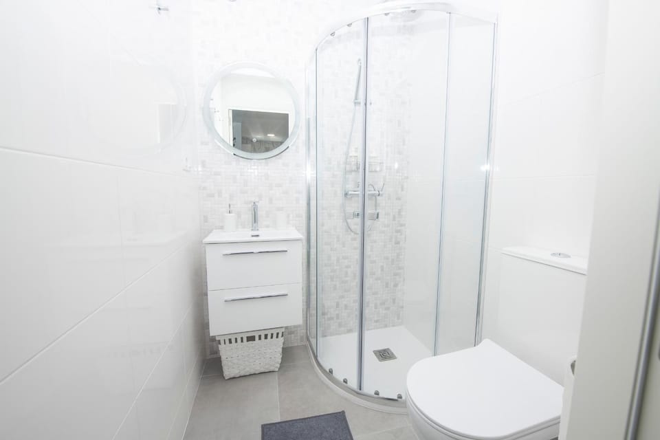 Shower, Toilet, Bathroom, towels