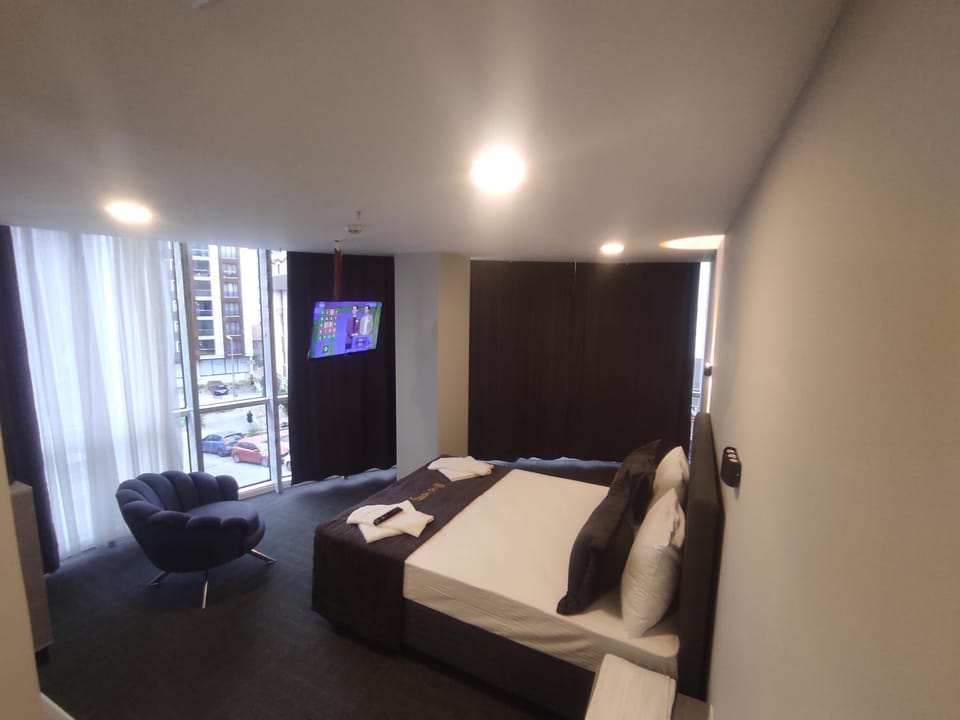 Communal lounge/ TV room, Bed, TV and multimedia, Living room, Photo of the whole room, Seating area, Evening entertainment, Bedroom