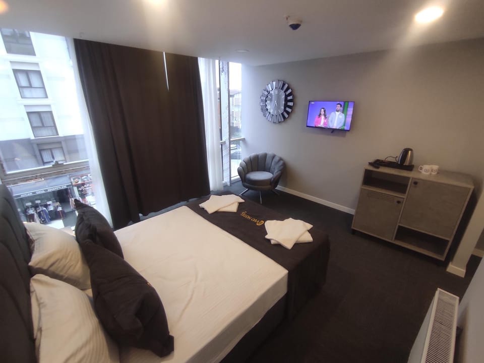 Communal lounge/ TV room, Bed, TV and multimedia, Living room, Photo of the whole room, Seating area, Evening entertainment, Bedroom, towels