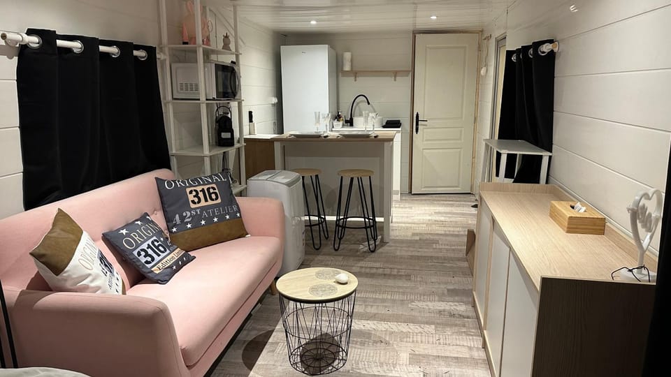 Coffee/tea facilities, Kitchen or kitchenette, Living room, Seating area, Dining area, microwave, pet friendly, stove