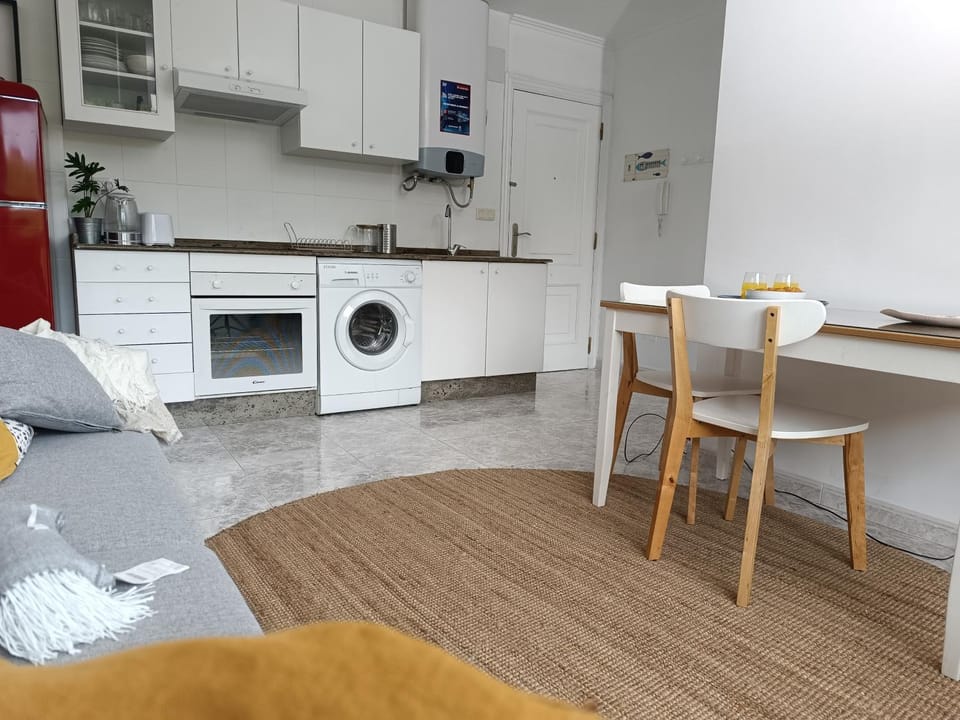 Kitchen or kitchenette, Living room, Dining area, oven, pet friendly, stove, washing machine