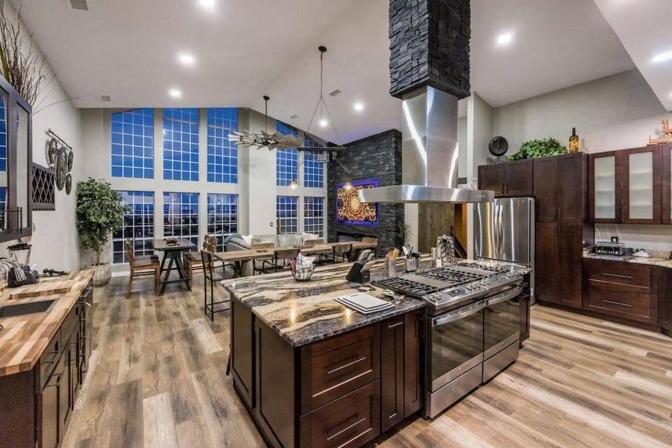 Lynx Lake Lux 6-BR HouseSleeps 22Hot TubGame Rm House in Prescott Valley
