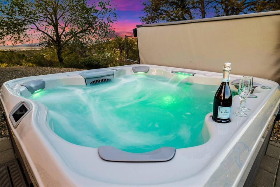 Lynx Lake Lux 6-BR HouseSleeps 22Hot TubGame Rm House in Prescott Valley