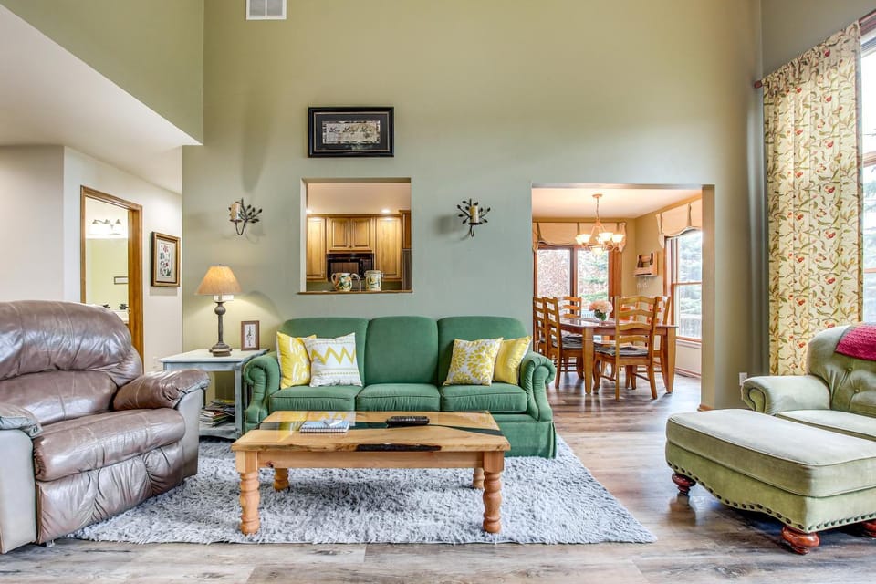 Door County Townhome: Pool Access, 1 Mi to Beach! House in Egg Harbor