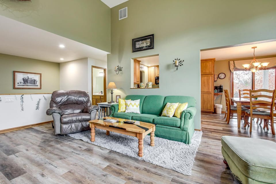 Door County Townhome: Pool Access, 1 Mi to Beach! House in Egg Harbor