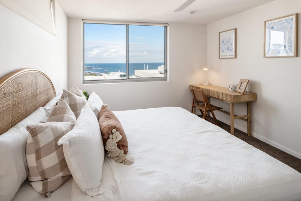 Bed, Natural landscape, Photo of the whole room, Bedroom, Sea view