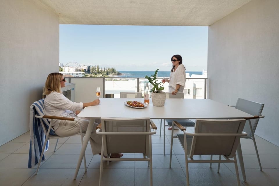 People, Balcony/Terrace, Living room, Seating area, group of guests