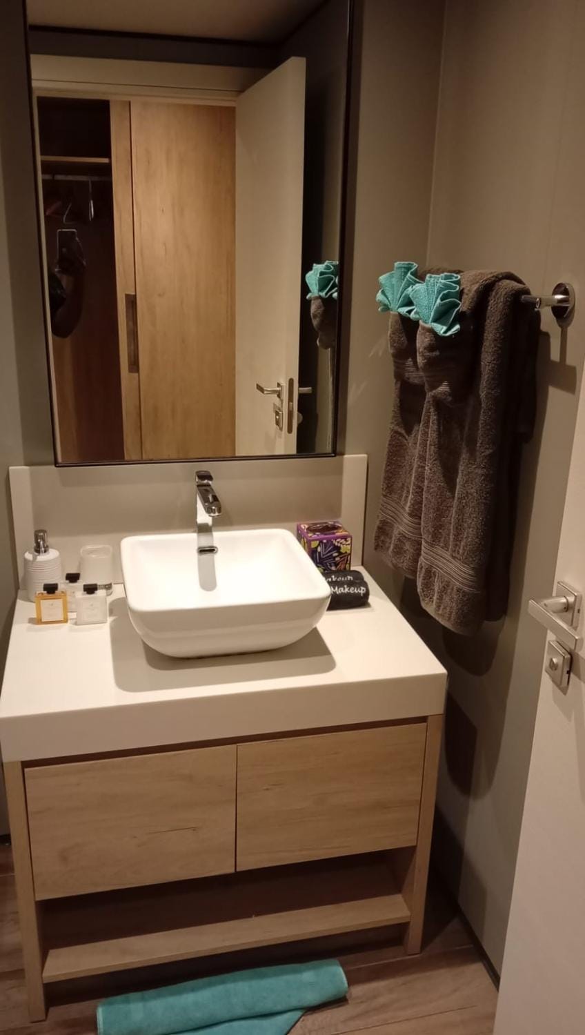 Emerald Upscale Studio in Maho-Walking distance to beach Apartment in Simpson Bay
