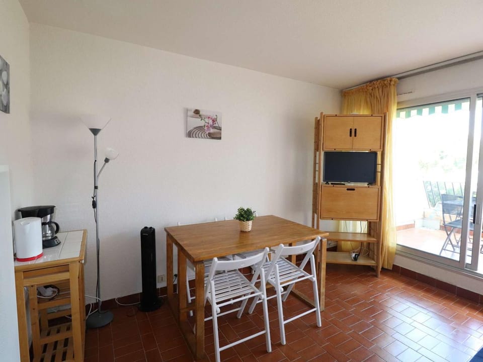 Studio avec piscine, parking et terrasse à Port Camargue - FR-1-307-262 Apartment in Le Grau-du-Roi