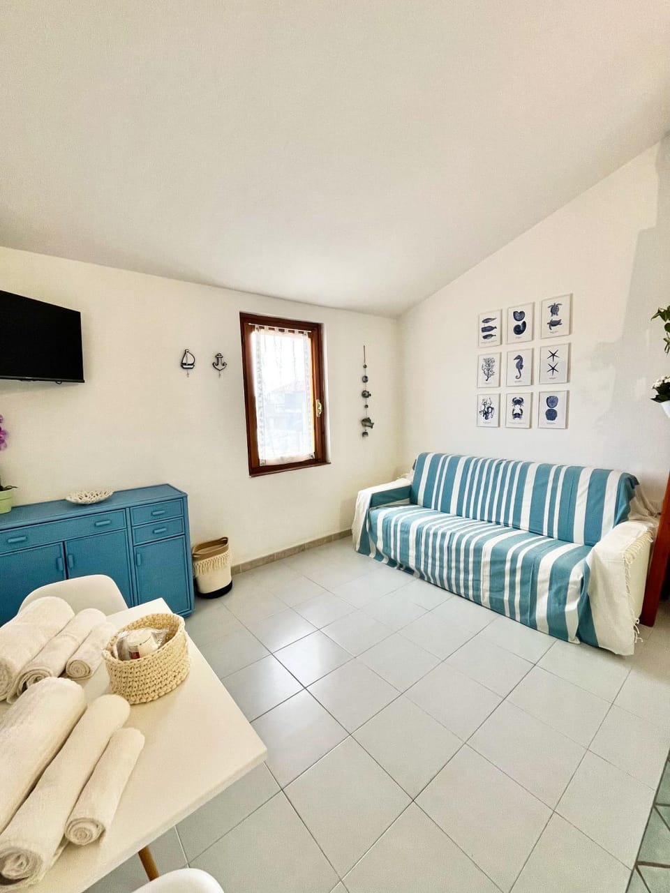Bed, TV and multimedia, Living room, Photo of the whole room, Seating area