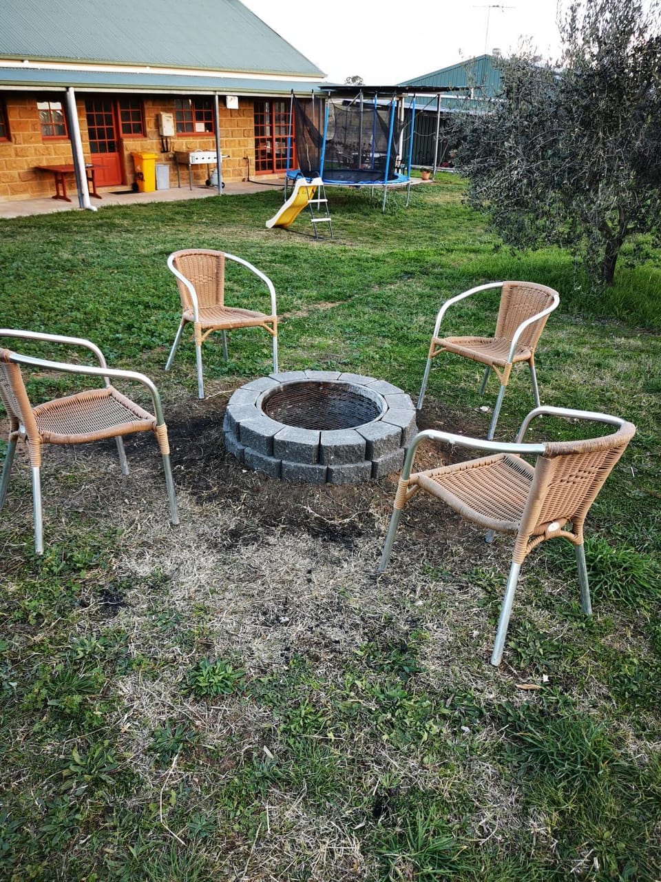 Kathmandu Farmstay - Pool Table, Ping Pong, Bicycles, PlayStation, Netflix, close to Bathurst and Mayfield Garden House in New South Wales