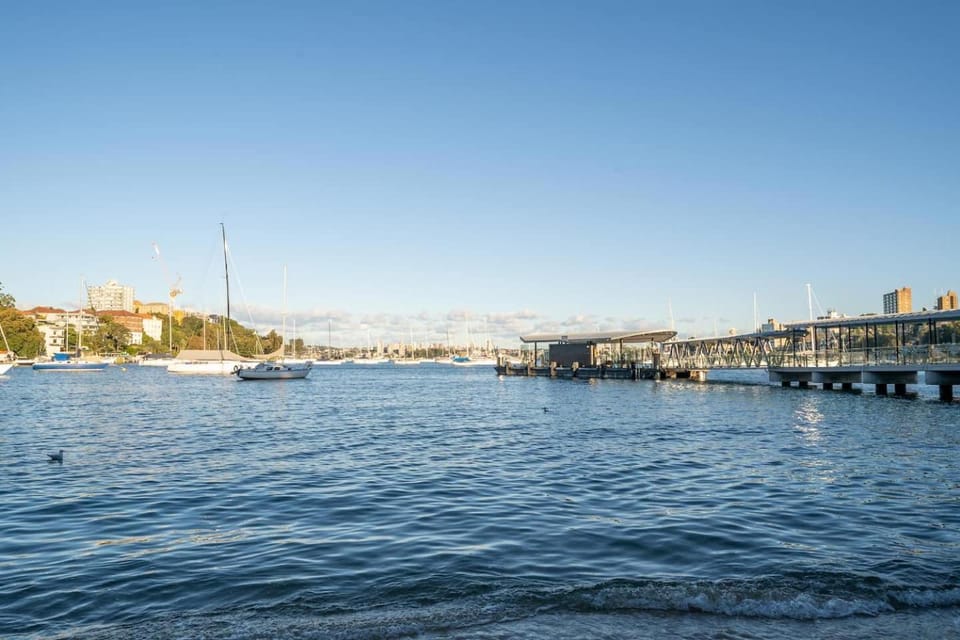 Bay Court II -Spacious Studio next to Hayes Beach Apartment in Sydney