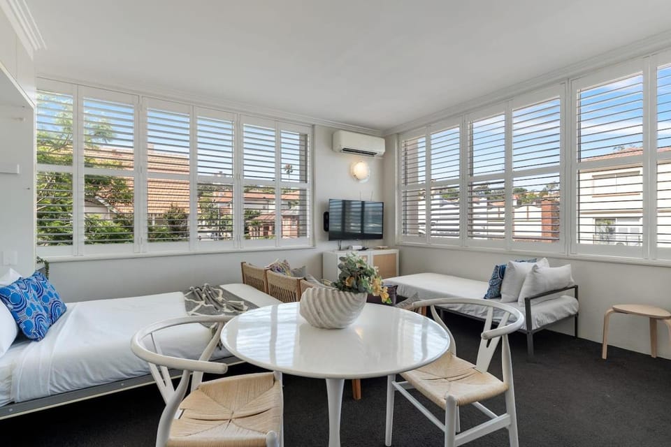 Bay Court II -Spacious Studio next to Hayes Beach Apartment in Sydney