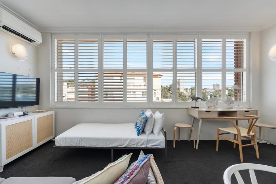 Bay Court II -Spacious Studio next to Hayes Beach Apartment in Sydney