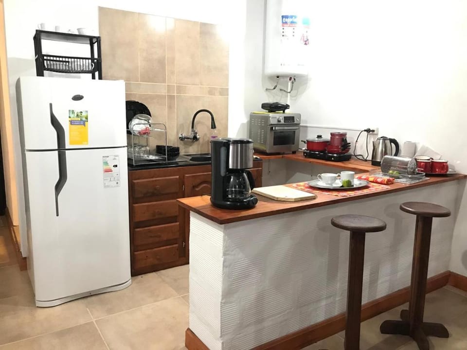 Coffee/tea facilities, Kitchen or kitchenette, oven, stove