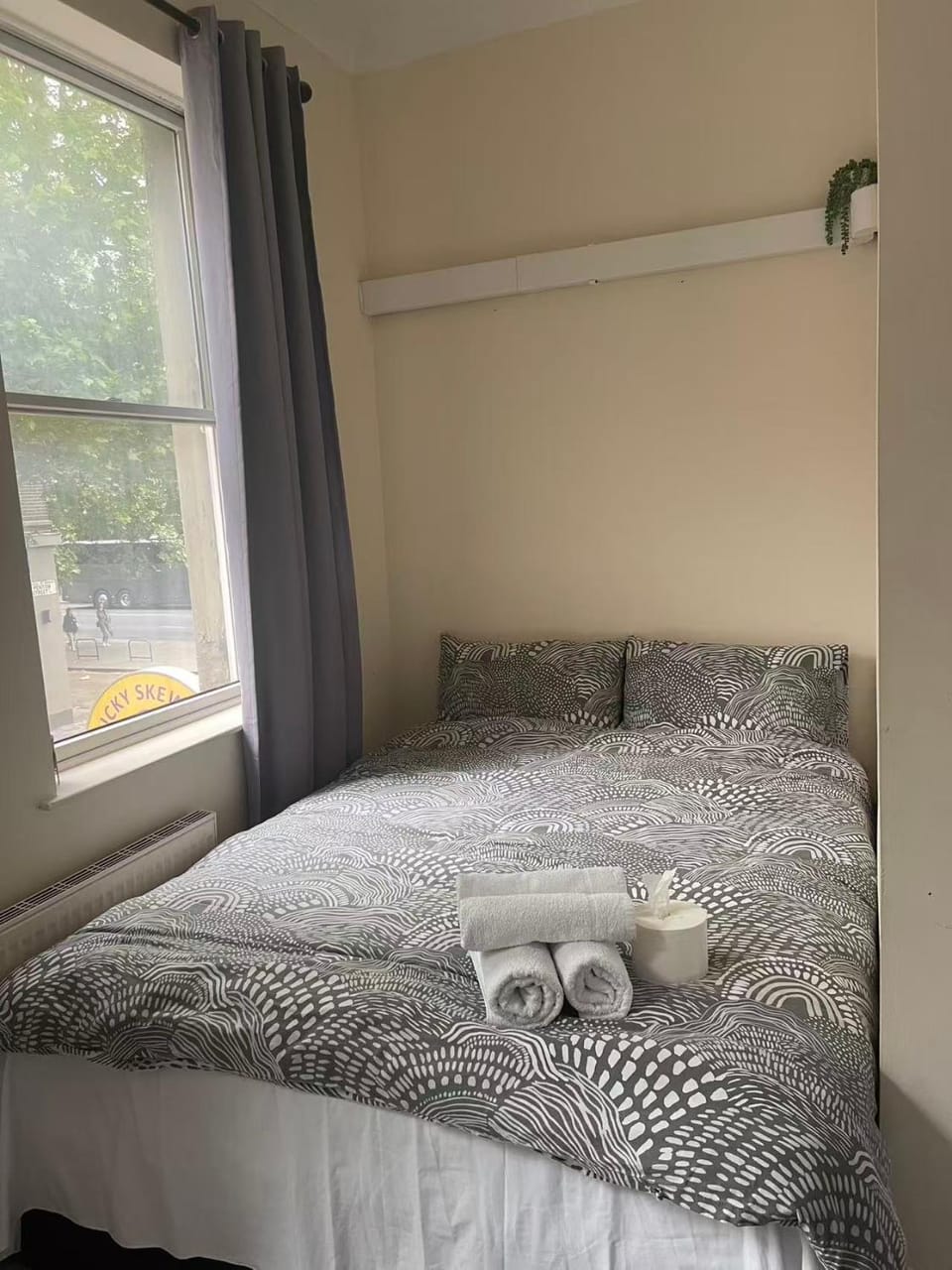 Bed, Bedroom, towels