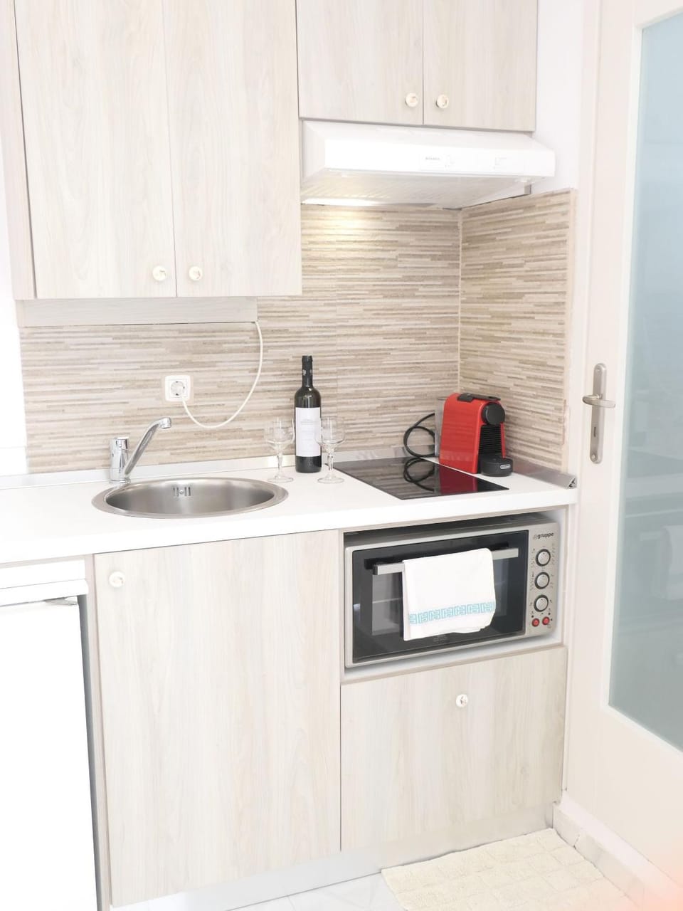 Coffee/tea facilities, oven, kitchen