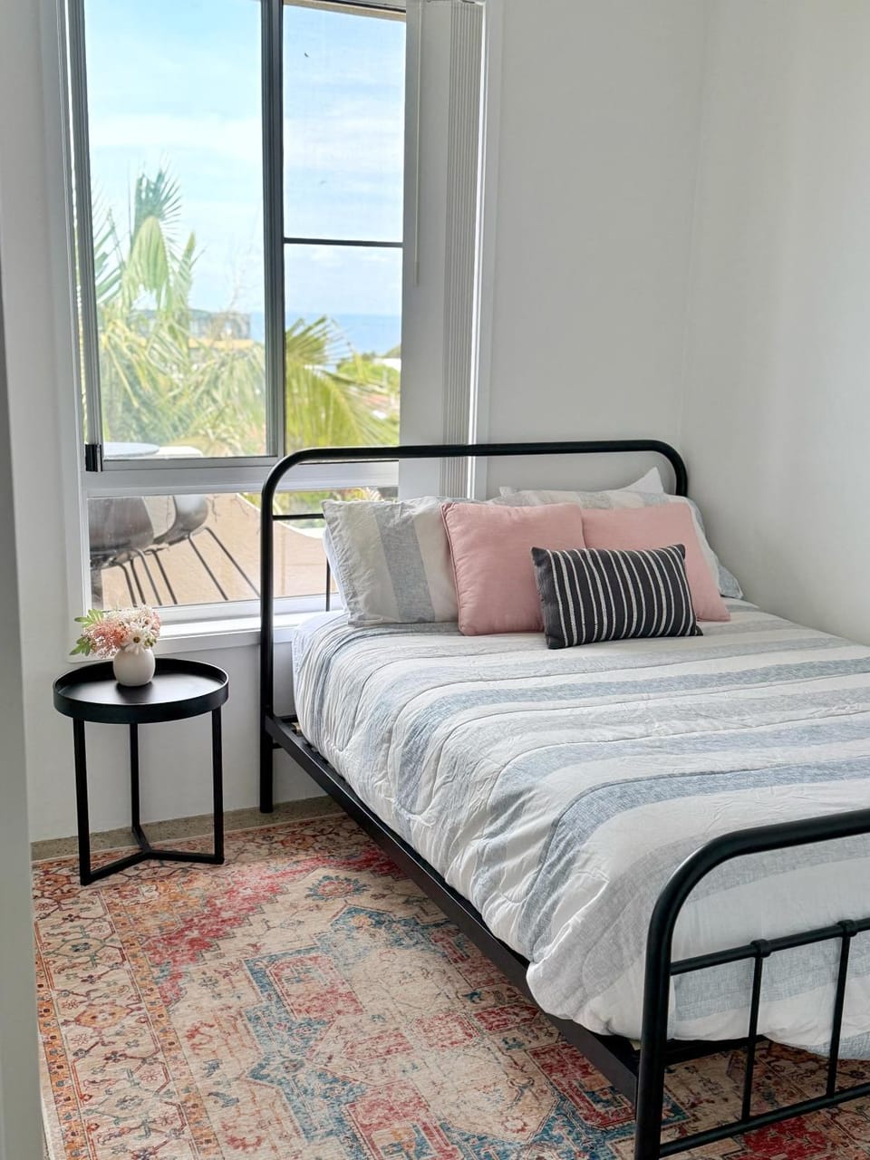 2 Bedroom Coastal getaway with ocean views! Apartment in Port Macquarie