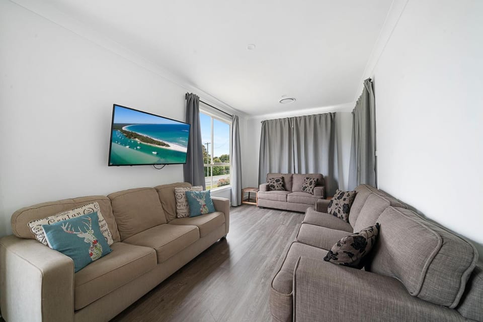 Basin Escape by Book Jervis Bay - short walk to the waters edge. House in Vincentia
