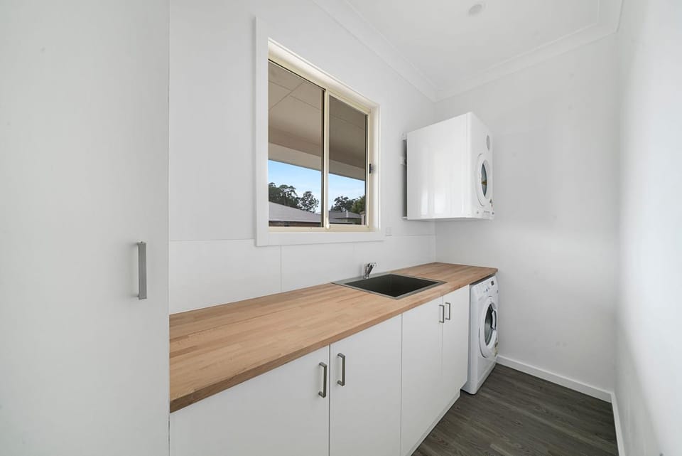 Basin Escape by Book Jervis Bay - short walk to the waters edge. House in Vincentia