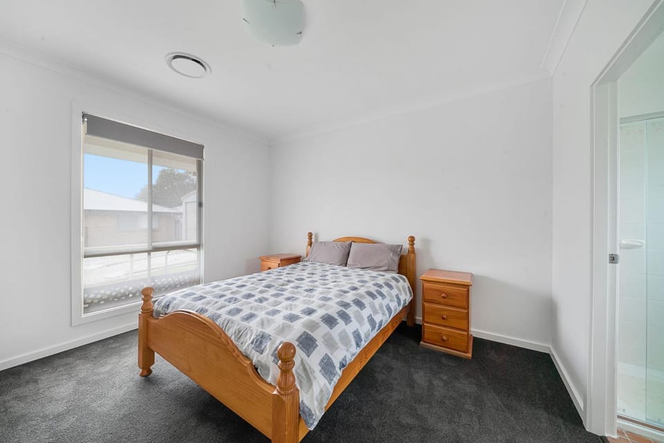 Basin Escape by Book Jervis Bay - short walk to the waters edge. House in Vincentia