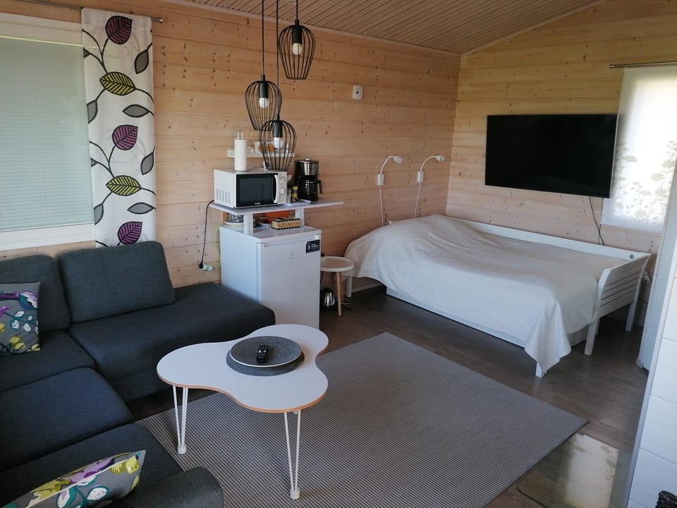 Viihtyisä saunamökki päärakennuksen takana, oma rauha House in Finland
