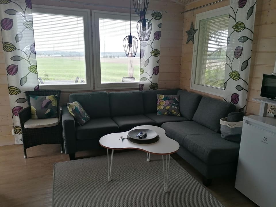 Viihtyisä saunamökki päärakennuksen takana, oma rauha House in Finland