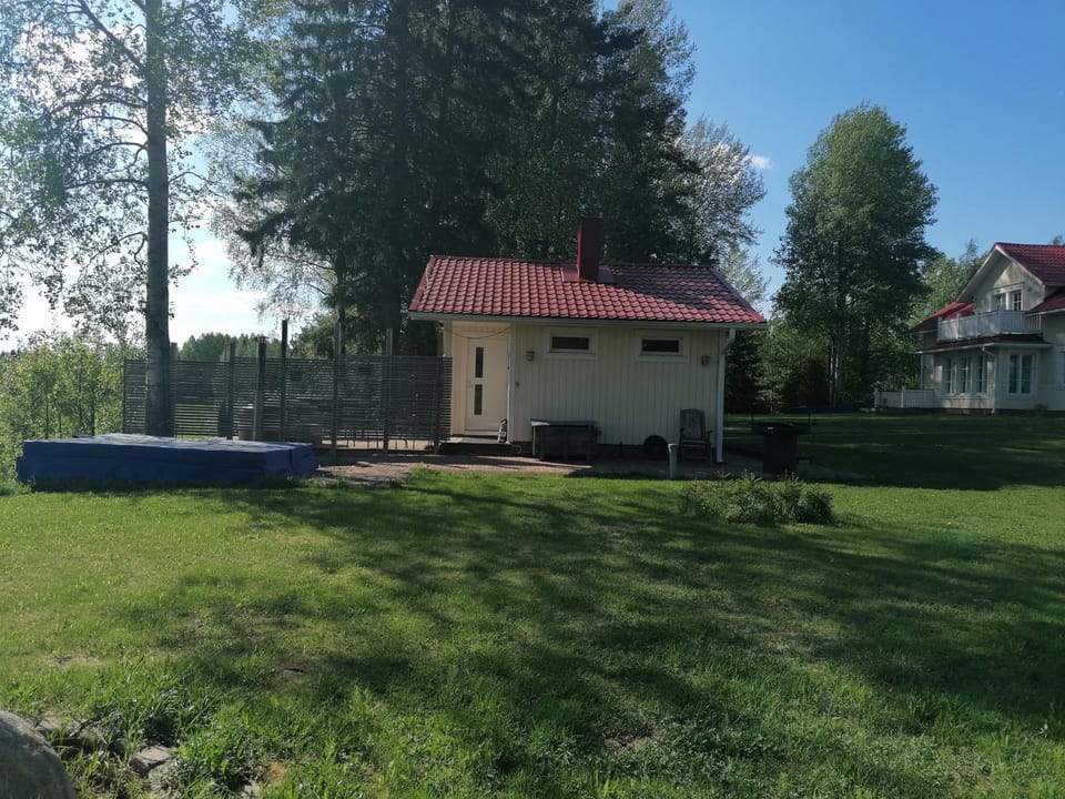 Viihtyisä saunamökki päärakennuksen takana, oma rauha House in Finland