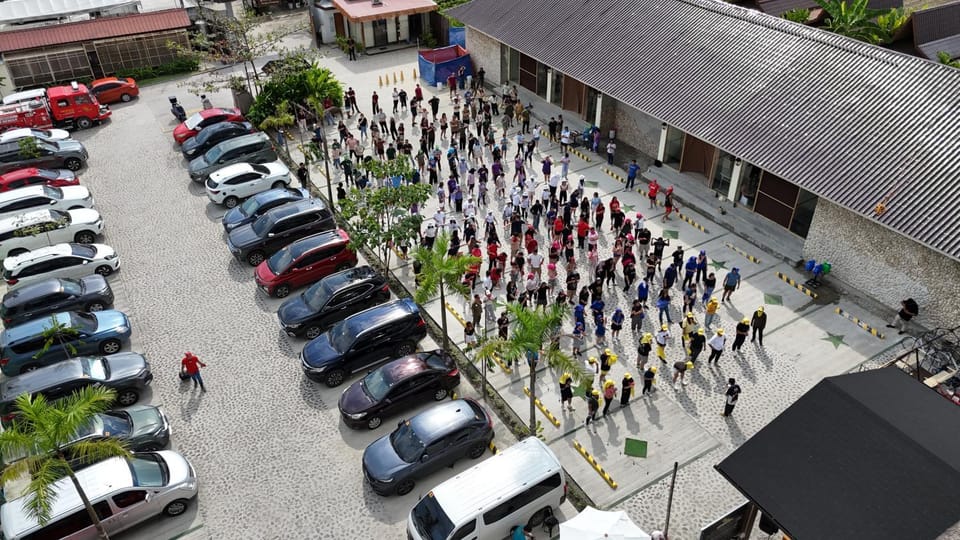 Day, People, Neighbourhood, Bird's eye view, Street view, Location, group of guests, Parking