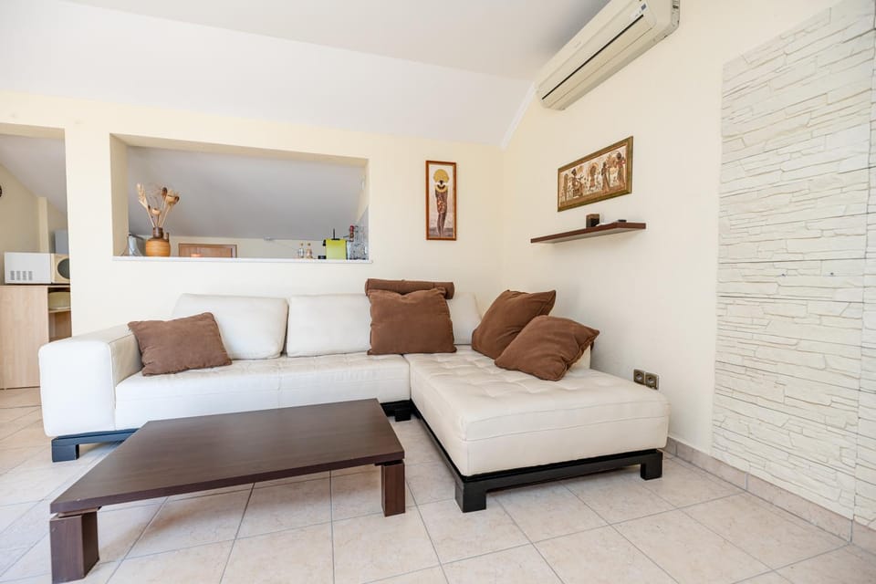 Living room, Seating area, air conditioner