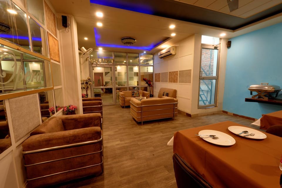 Restaurant/places to eat, Restaurant/places to eat, Seating area, air conditioner