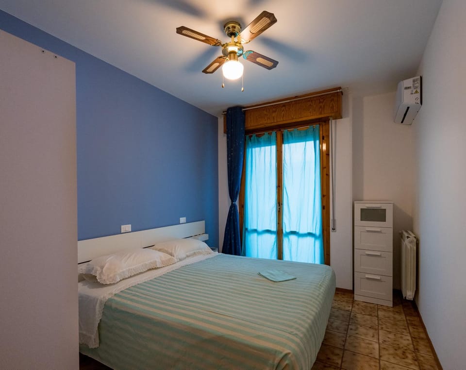 Bed, Photo of the whole room, Bedroom, air conditioner