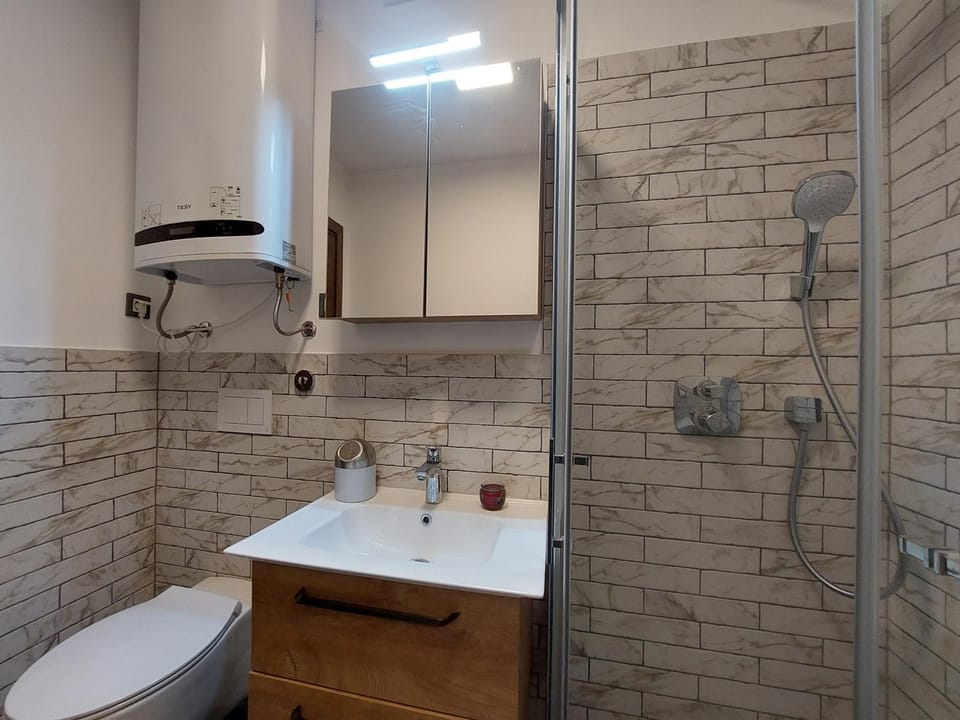 Shower, Toilet, Bathroom