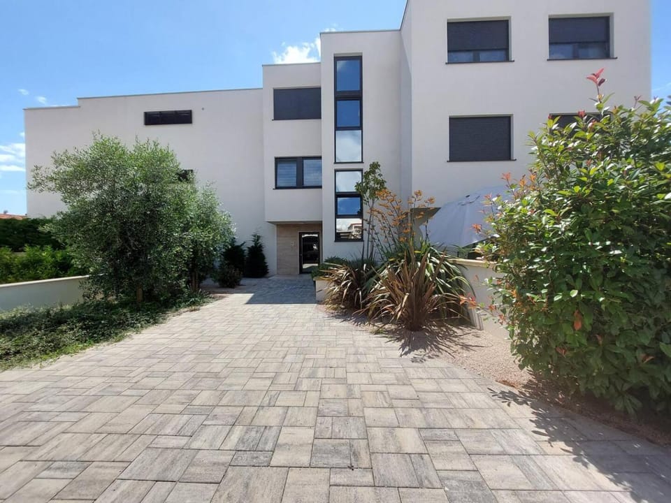 Property building, Facade/entrance, Parking