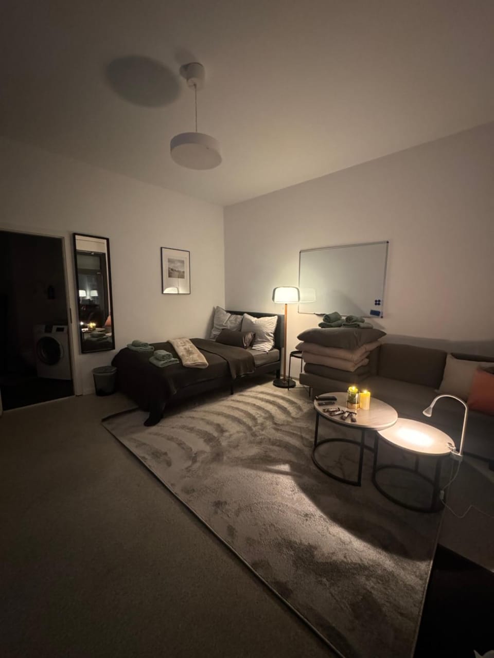 Bed, TV and multimedia, Living room, Photo of the whole room, Seating area, Bedroom