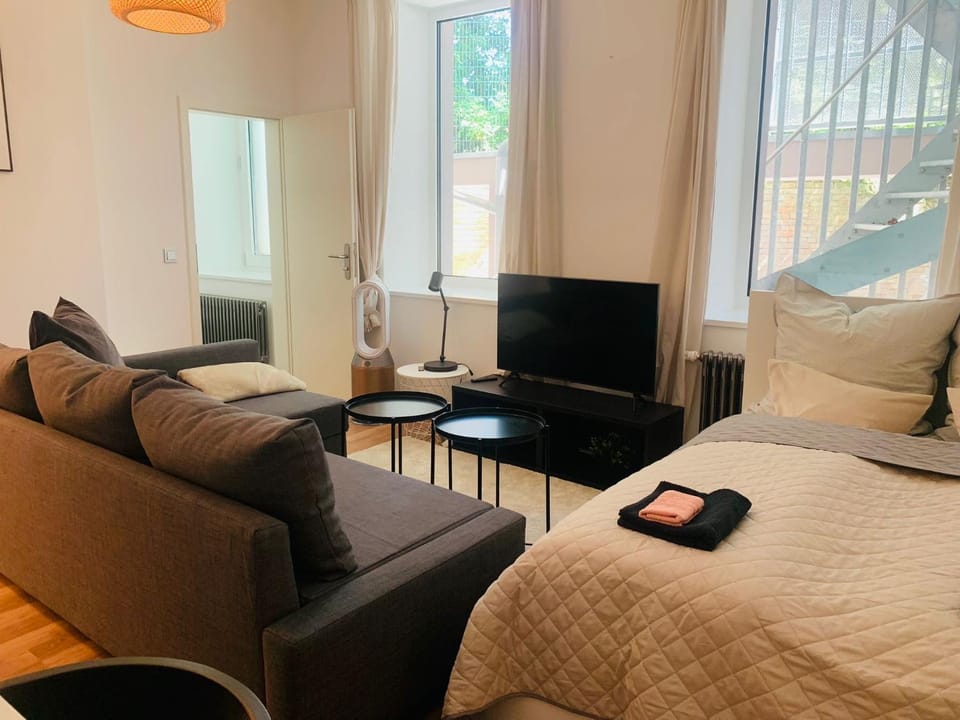 Bed, TV and multimedia, Living room, Photo of the whole room, Seating area, Evening entertainment, Bedroom