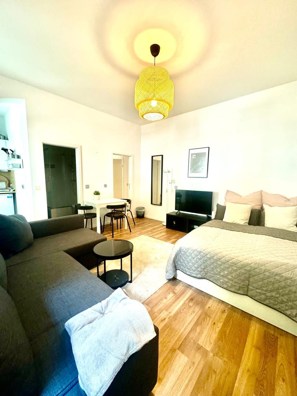 Bed, TV and multimedia, Living room, Photo of the whole room, Seating area, Bedroom