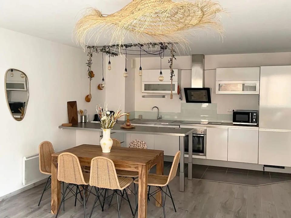 Dining area, kitchen