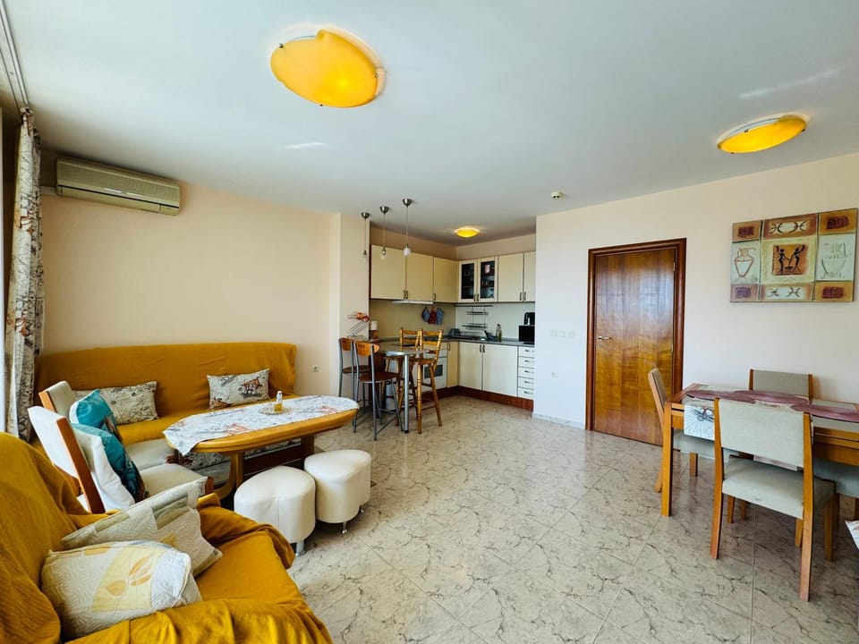 Kitchen or kitchenette, Living room