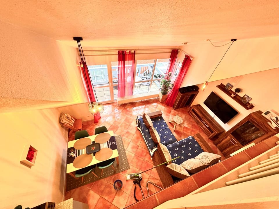TV and multimedia, Living room, Seating area, Dining area