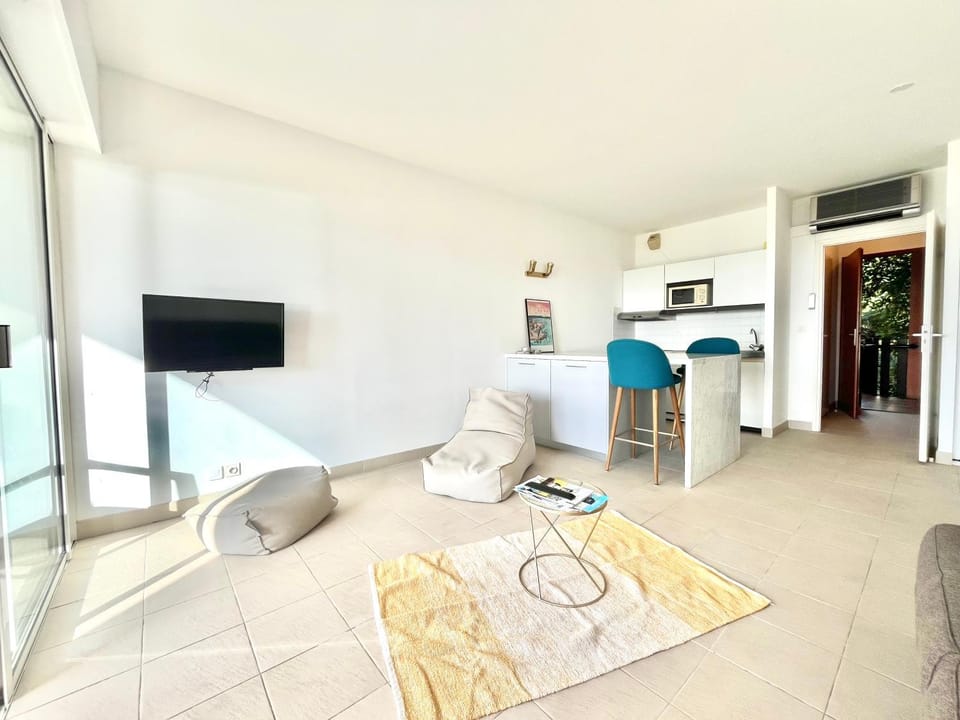 TV and multimedia, Seating area, air conditioner