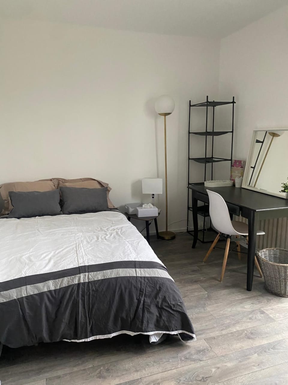 Bed, Photo of the whole room, Seating area, Bedroom