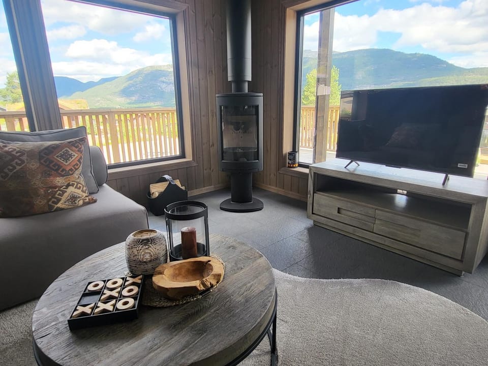 TV and multimedia, Living room, Seating area, Mountain view