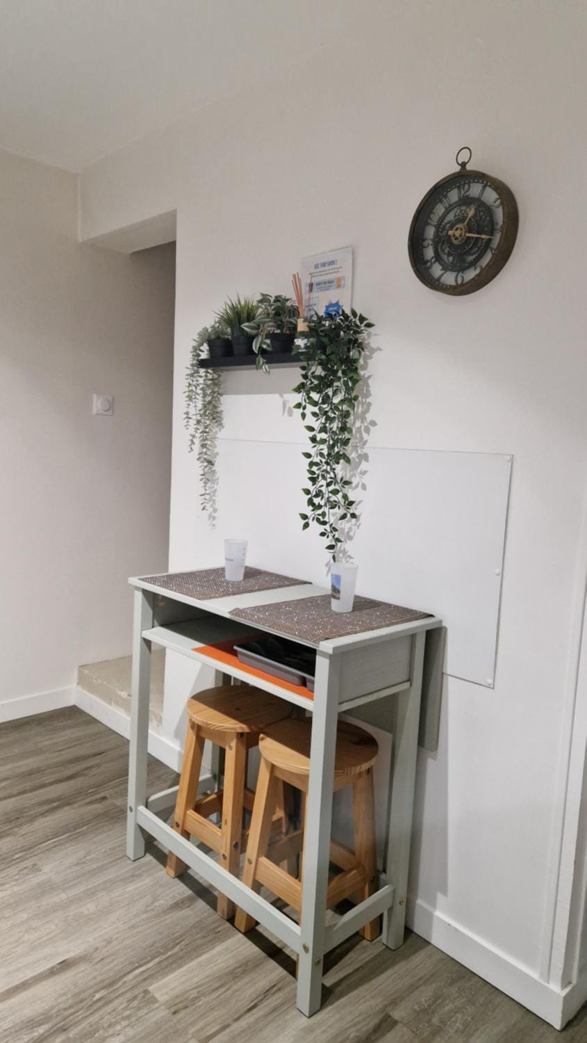 Les chats pitres Maison au calme rénovée avec jardin, terrasse aménagée, transats, abri à vélo, parking gratuit, 5 mn à pied du centre Bayeux proche des plages du débarquement House in Bayeux